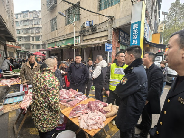 双清：高崇山镇疏堵结合守护赶集日道路安全