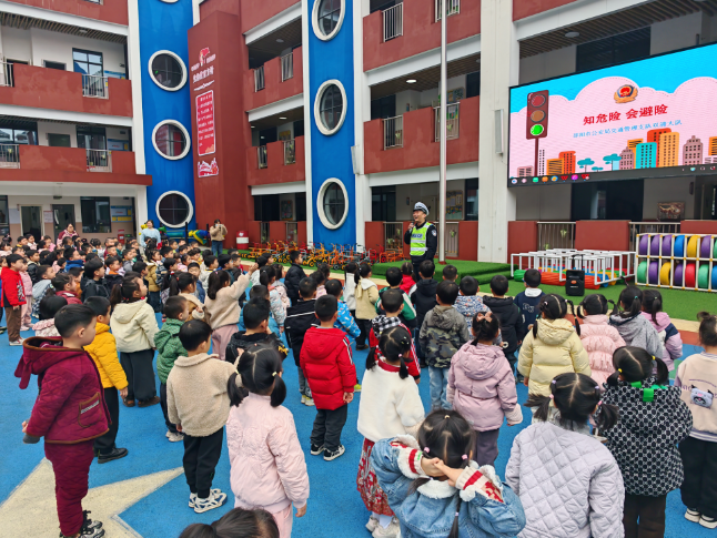 双清大队启动“文明交通绿色出行”行动 首站护航幼儿安全成长