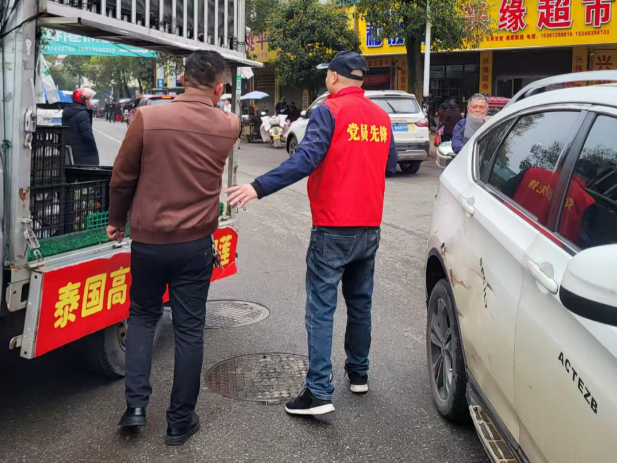 高崇山镇：深化“专班+联动”机制 靶向治理为马路市场注入长效“安全感”