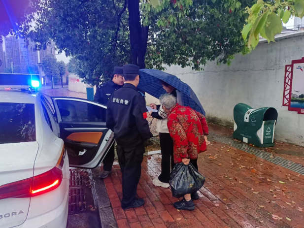 双清：雨中守护解民困 警心温暖送归程