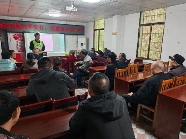 双清大队走进梓树社区开展清明交通安全宣传：文明祭扫 平安同行