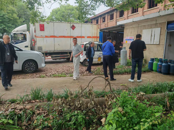 小江湖街道多部门联动 严查液化石油气销售点超量储存及“黑气”隐患