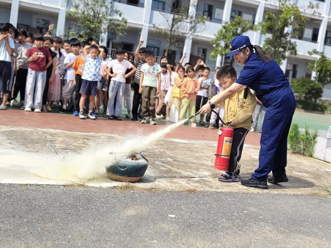 渡头桥镇联合区消防大队进校园开展 应急疏散与消防演练