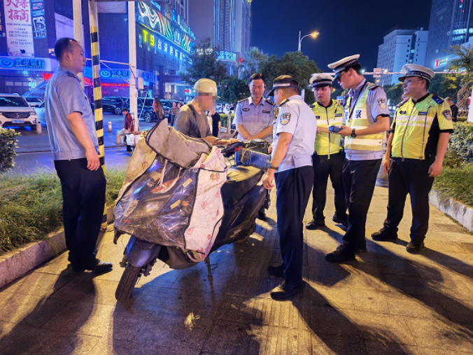 双清交警严打飙车炸街乱象 筑牢道路安全防线