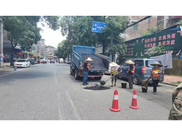 修路暖民心！双清区高崇山社区 “烦心路” 变身幸福坦途