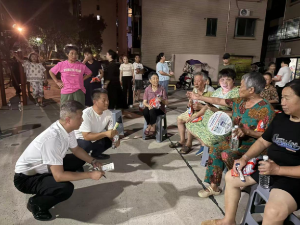 夜话民情解民忧 安全宣传入民心 ——兴隆街道十井铺社区开展民情恳谈会