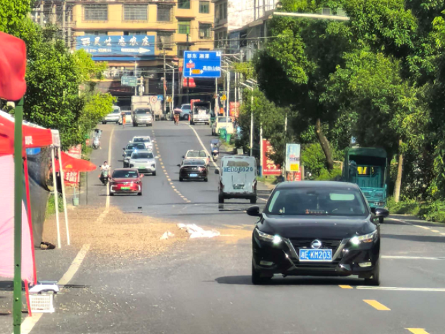 G320国道上的“暖心接力”：货车撒漏险酿祸，双清干群联手清障获司乘点赞