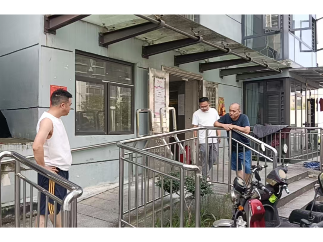 双清区高崇山镇各安置小区：硬核“加梯”筑屏障 全力封堵电动车上楼“生命通道”