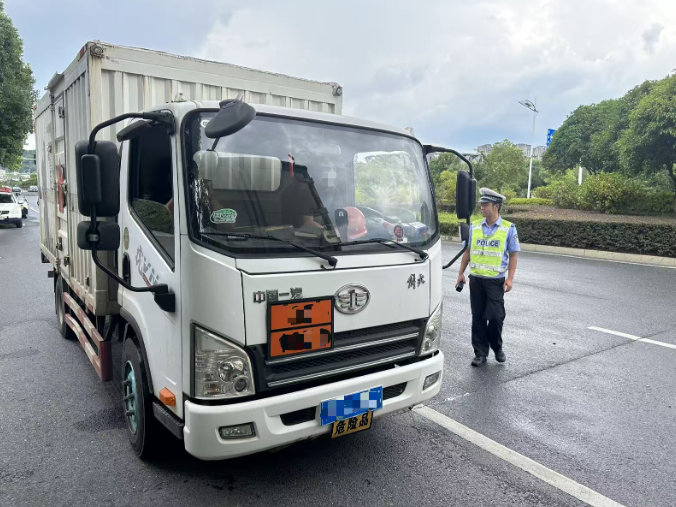双清交警严查危险化学品运输车辆 守护道路移动安全