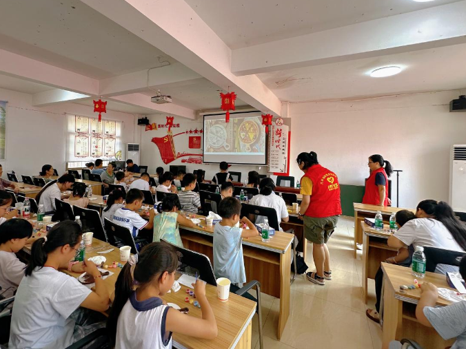 建设路社区活用党群阵地守护少年儿童多彩暑期