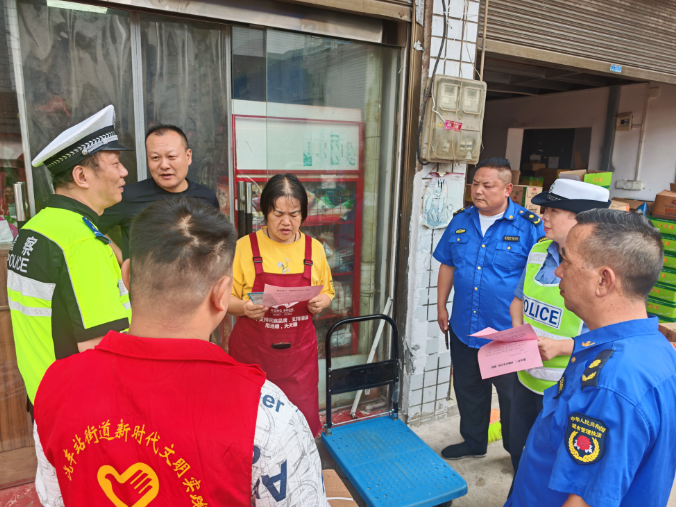 双清交警靶向宣传进企业市场 强化三四轮车安全出行防线