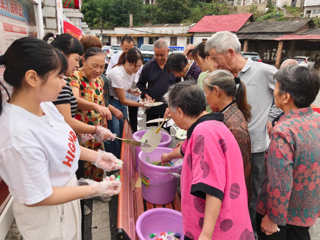 漆扇映月圆 邻里共团圆——兴隆街道火车社区党群服务中心开展中秋非遗主题活动