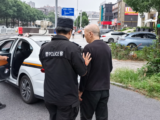 双清：巡逻偶遇迷途老人 暖心守护平安归家
