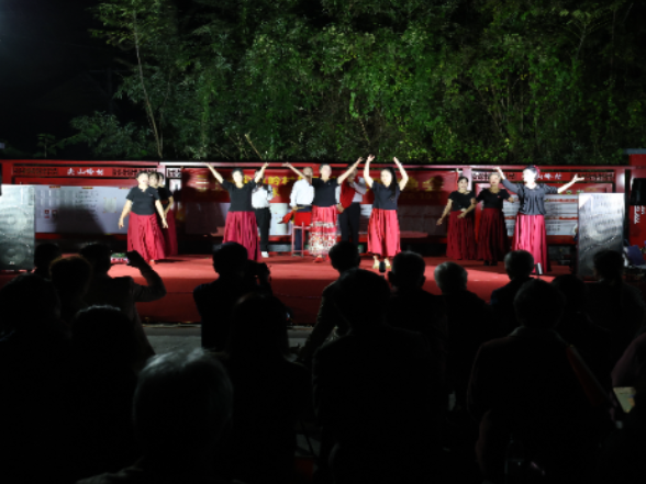 涟源市尖山岭村载歌载舞庆国庆