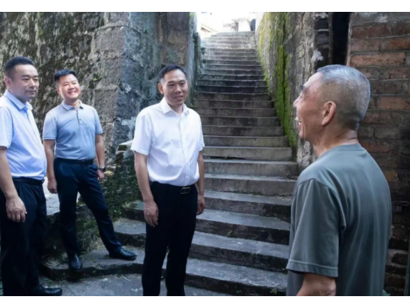 段晓赛调研“清洁家园”城区环境卫生整治工作时强调：坚持民生优先 下足绣花功夫 打造整洁有序充满烟火气的幸福家园