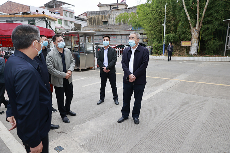 率相关部门负责同志到城区学校检查疫情防控工作,副市长周新科参加