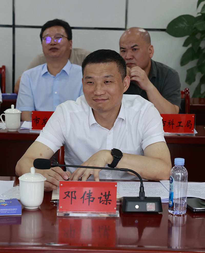 刘杰,邓伟谋简要介绍了2021年涟源经济社会发展情况,汇报了三一集团在