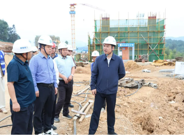 筑牢安全生产防线｜伍鹤群到白马镇督导水利项目建设和溶洞污染排查整治工作 切实守护群众饮水安全和生态安全