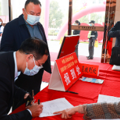 肩负使命赴盛会 政协委员向大会报到