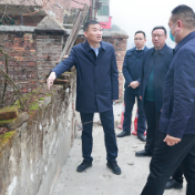 邓伟谋调研城区市容环境工作