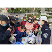 涟源市交警开展“122全国交通安全日”主题宣传活动