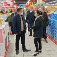 市商务粮食局检查保供工作
