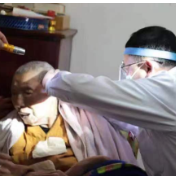 市人民医院医生上门服务 为百岁老人解除病痛