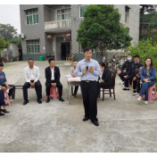 三甲乡新玉峰村屋场会开展法治宣传