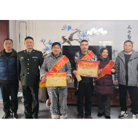 军营建功业 喜报送家门  部队地方联合为立功军人家庭送喜报