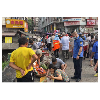 市马路市场整治办开展三角坪周边马路市场整治行动