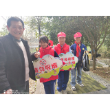学雷锋见行动 涟源三小护河前行