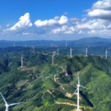 风车转动间，绿色能源赋能山水画卷