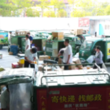 高温下的 “邮” 路坚守 快递员用汗水传递温情