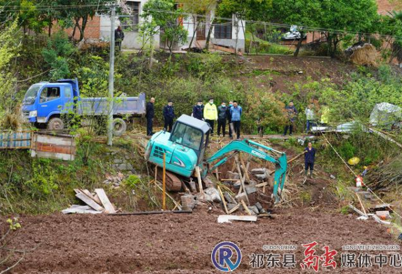 祁东县白鹤街道重拳出击拆除违章建筑