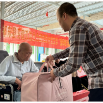 县卫健局开展重阳节敬老献爱心活动
