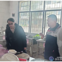 洪桥街道纪工委督查“校园餐”工作