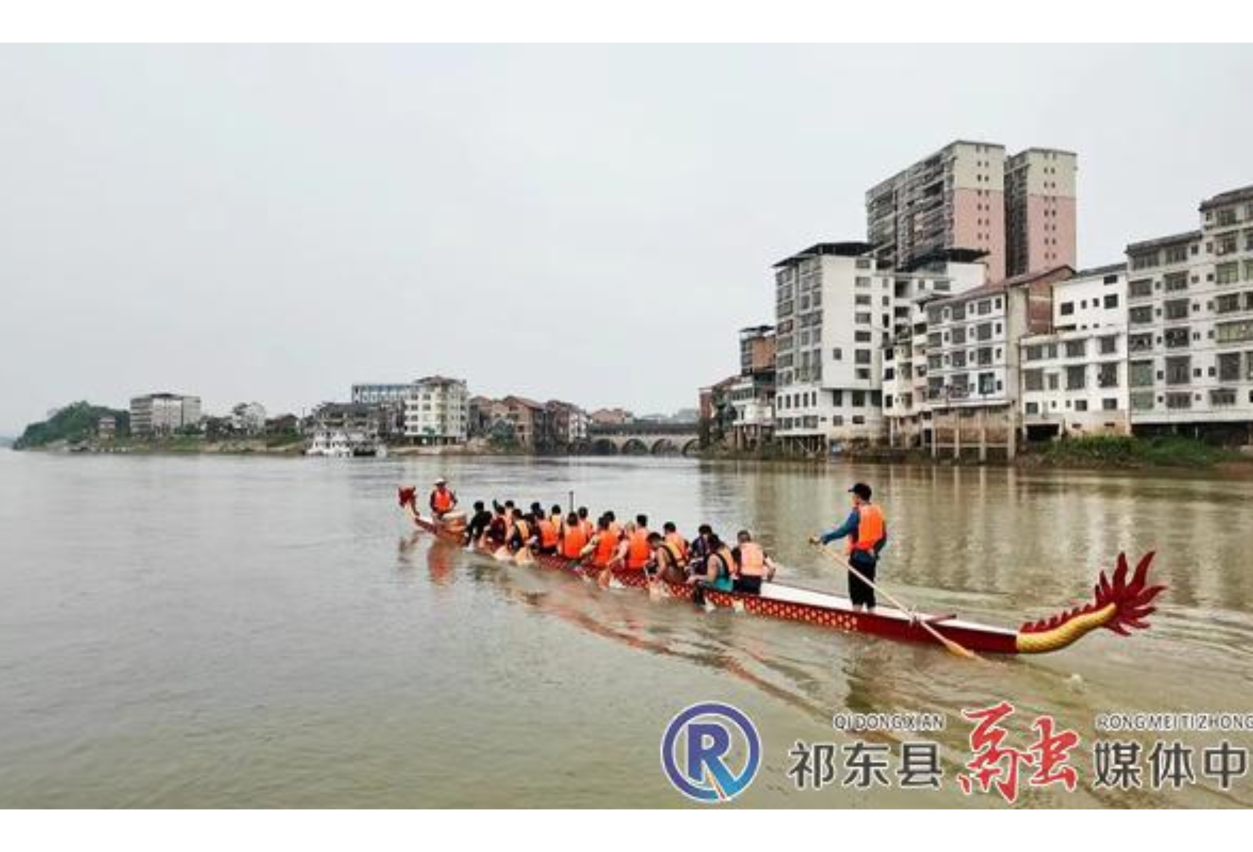 县水运中心为龙舟赛护航