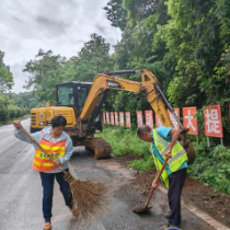 县公路建设养护中心开展G322线路域整治