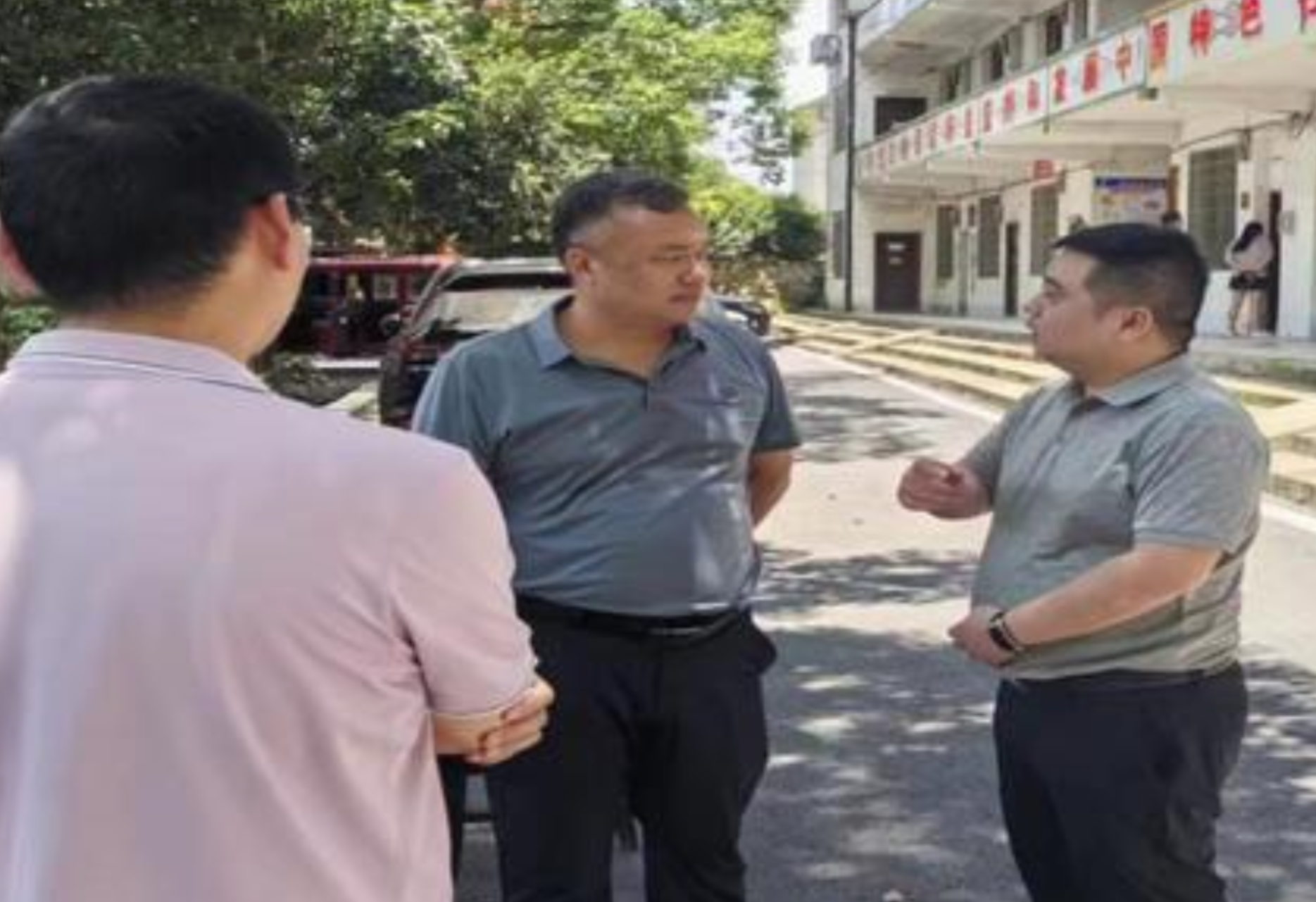 县市监局推进人居环境大整治工作