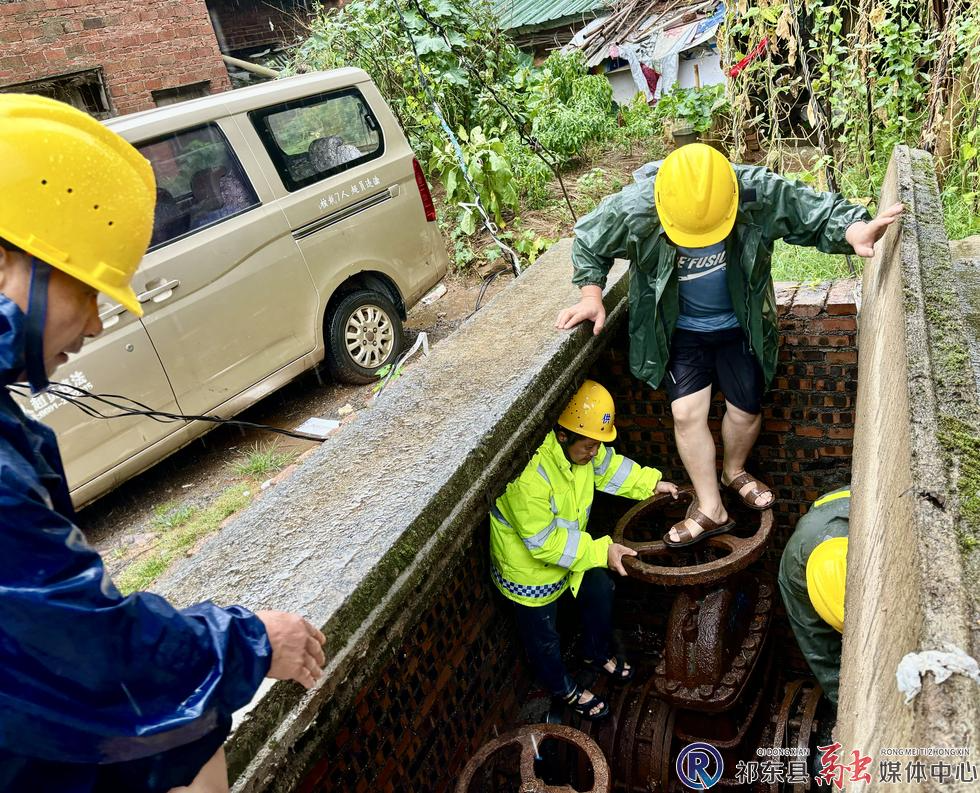 县水务集团不惧暴雨抢修破裂水管