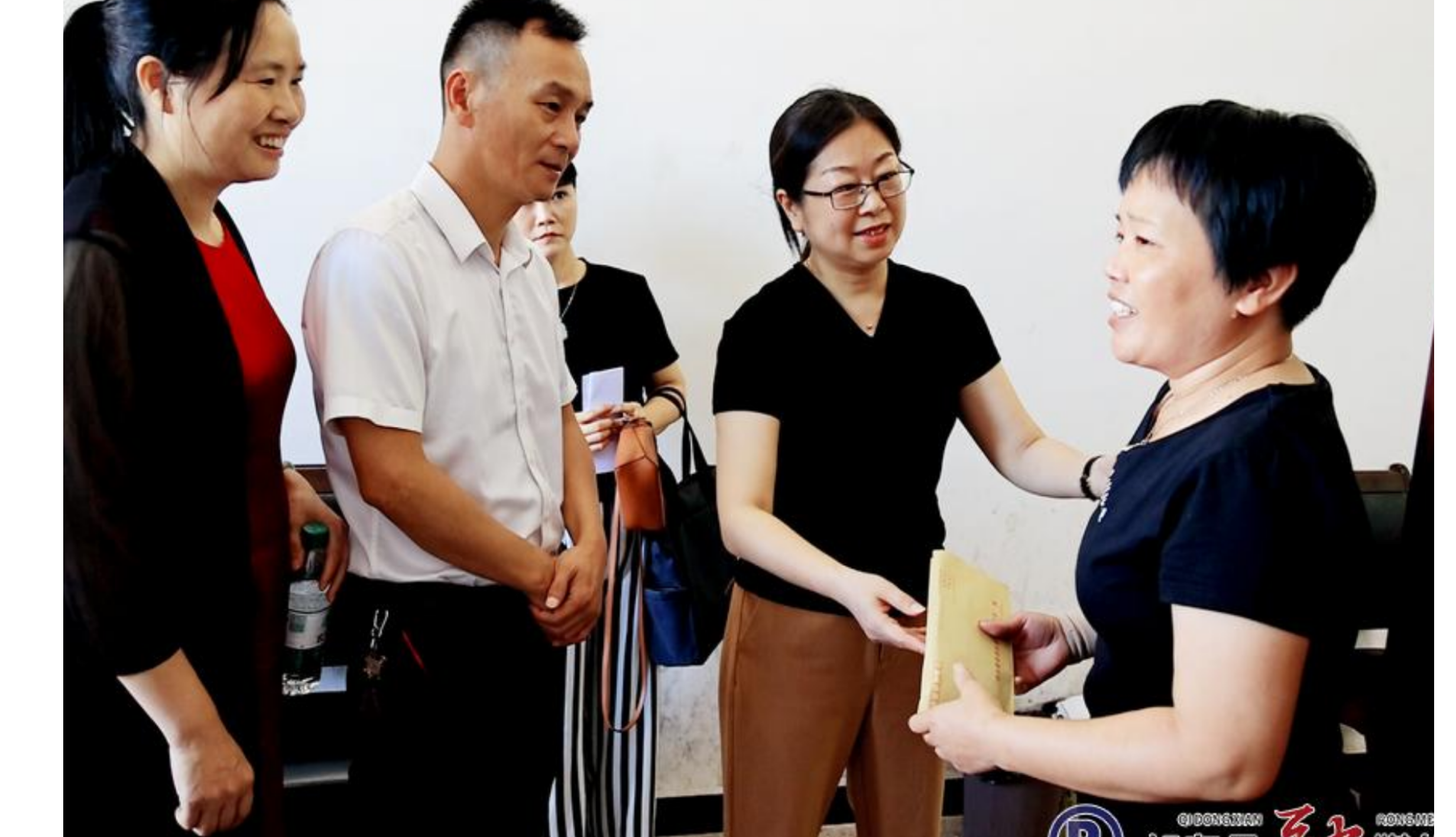 江莉走访慰问因公殉职党员干部家属