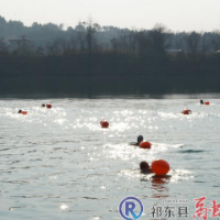 县冬泳协会开展畅游湘江活动