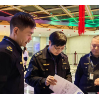 县文化执法大队整治校园周边环境
