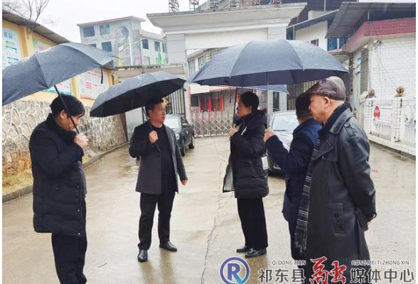 张娅琳检查风石堰镇中心学校安全工作