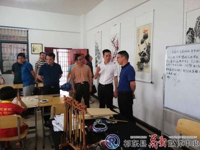 我县官家嘴镇启航学校,调研留守儿童学习,生活等情况,副县长邹凌云,县