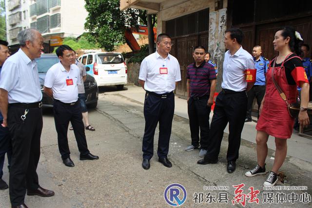 12日,县委副书记周志敏,副县长邹凌云一行深入我县五个学考考点巡考