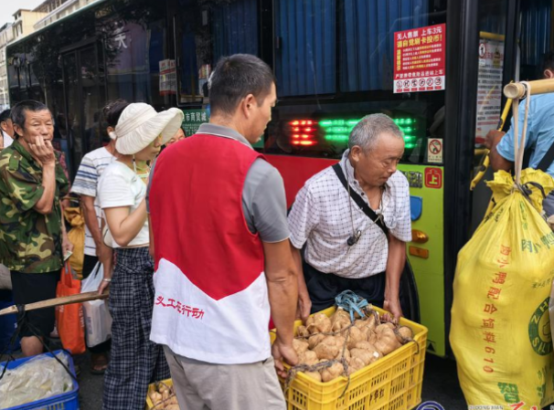 白地市义工分会发起“共创文明示范公交车站点”行动