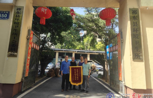 三轮车着火   环卫工人秒变消防员 