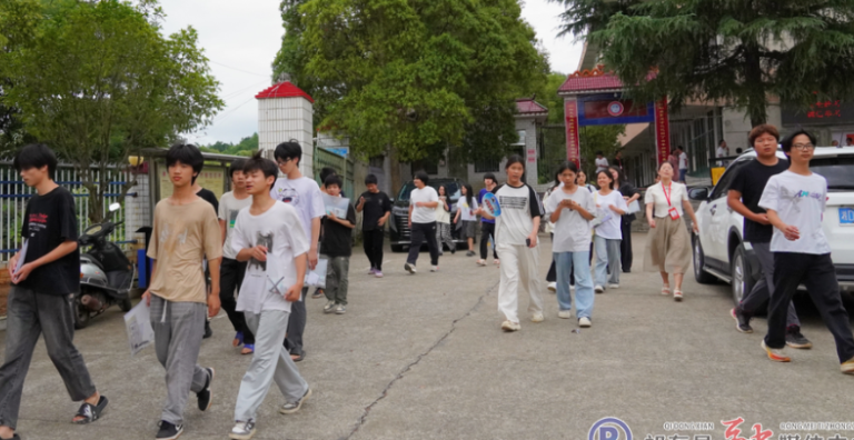 我县中考今日开考