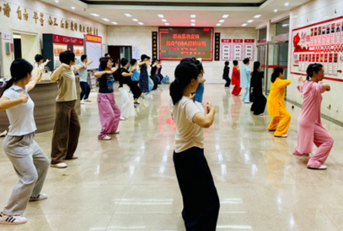 健身气功八段锦培训活动走进县教育局